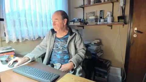 Snapshot of cammee chatting on 12.26.24 Cammee online show from 12.26.24