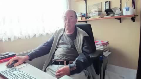 Snapshot of cammee chatting on 10.30.25 Cammee online show from 10.30.25