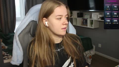 Snapshot of candy_meggie chatting on 12.09.24 Megan online show from 12.09.24