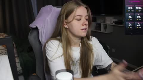 Snapshot of candy_meggie chatting on 12.12.24 Megan online show from 12.12.24