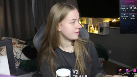 Snapshot of candy_meggie chatting on 12.16.24 Megan online show from 12.16.24