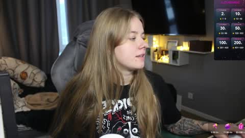 Snapshot of candy_meggie chatting on 01.06.25 Megan online show from 01.06.25