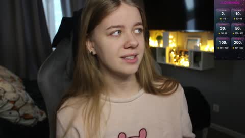 Snapshot of candy_meggie chatting on 01.12.25 Megan online show from 01.12.25