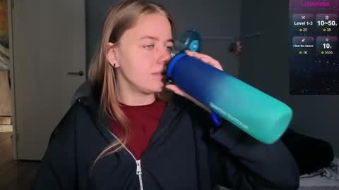 Snapshot of candy_meggie chatting on 09.18.25 Megan online show from 09.18.25