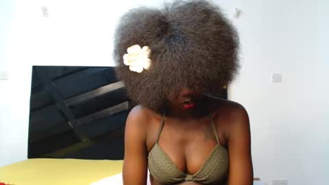 Snapshot of candy_seductive chatting on 10.05.25 Candy online show from 10.05.25