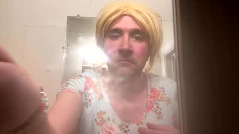 Snapshot of carlacee chatting on 11.09.25 carlacee online show from 11.09.25