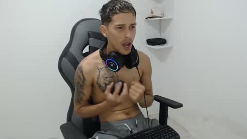 Snapshot of carlossmi01 chatting on 10.30.25 carlossmi01 online show from 10.30.25