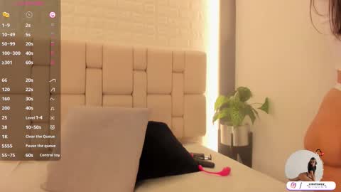 Snapshot of caro_martinezz chatting on 09.10.25    online show from 09.10.25