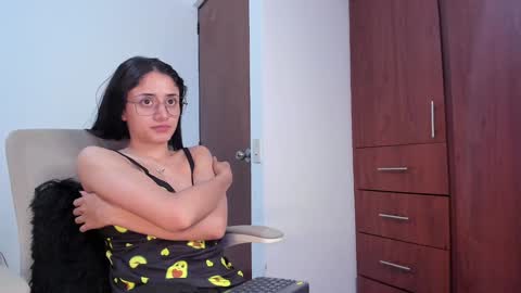 Snapshot of caroliine__ chatting on 01.08.25 Caroline online show from 01.08.25