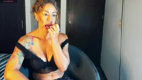 Snapshot of carolina_zaens chatting on 04.22.26 carolina_zaens online show from 04.22.26