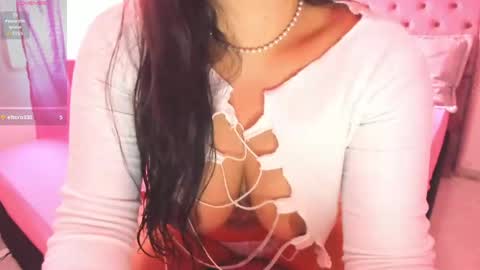 Snapshot of carolinewhite01 chatting on 04.24.26 Caroline online show from 04.24.26