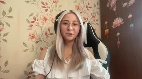 Snapshot of casandrabremme chatting on 06.17.26 Mia online show from 06.17.26