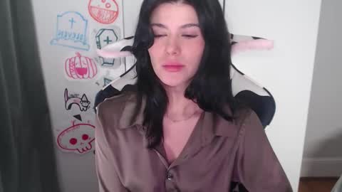 cassiealvarez online show from 10.16.25