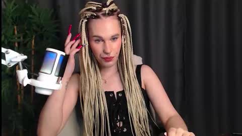 Snapshot of cassiemich chatting on 11.26.25 Cassie online show from 11.26.25