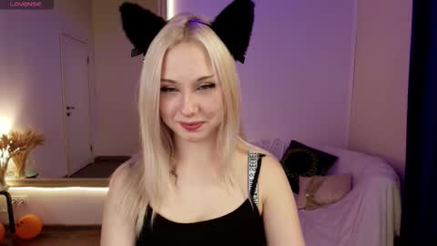 Snapshot of cateyepro chatting on 11.28.25 Anna online show from 11.28.25