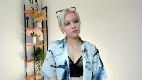 Snapshot of cathiearzabala chatting on 06.25.26 Mia online show from 06.25.26