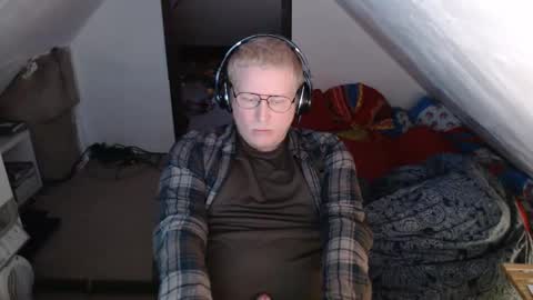 Snapshot of cebas chatting on 03.04.25 cebas online show from 03.04.25