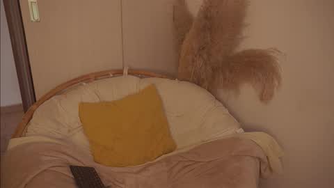 Diane Independent model online show from 10.16.25