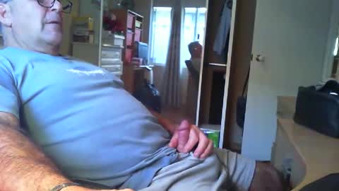 Snapshot of chalkstall chatting on 10.22.25 Chalky online show from 10.22.25