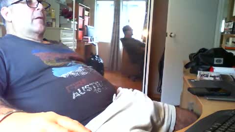 Snapshot of chalkstall chatting on 10.28.25 Chalky online show from 10.28.25