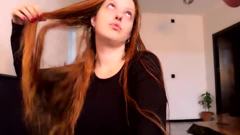 Snapshot of chaptertoo chatting on 10.09.25 SofiLiam online show from 10.09.25