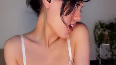 JASMINE   usually going live about 2 am UTC  online show from 09.24.25