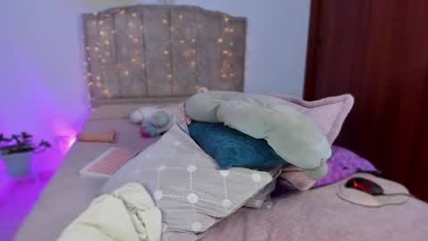 Snapshot of cherries_and_wine_ chatting on 12.01.24 cherries_and_wine_ online show from 12.01.24