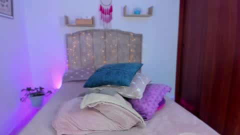 Snapshot of cherries_and_wine_ chatting on 12.02.24 cherries_and_wine_ online show from 12.02.24