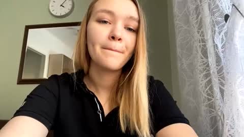 Snapshot of cherryleija chatting on 12.21.25 Lei online show from 12.21.25