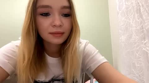 Snapshot of cherryleija chatting on 12.23.25 Lei online show from 12.23.25