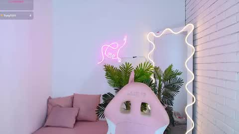 Snapshot of chiara_tay chatting on 03.08.25 Chiara online show from 03.08.25