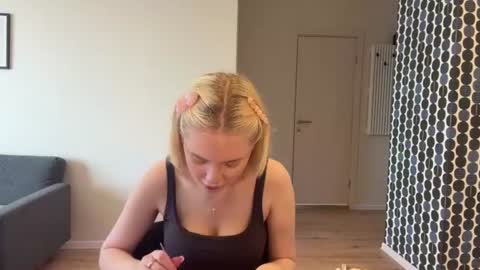 Snapshot of chinaarons chatting on 07.12.26 Chanelle online show from 07.12.26