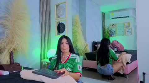 Snapshot of chlooee_ chatting on 06.25.26 Chlooe online show from 06.25.26