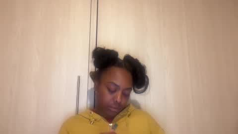 Snapshot of chocolatecakequeen chatting on 12.23.25 ChocolateCakeQueen online show from 12.23.25