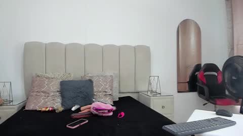 Snapshot of choeandbritany chatting on 10.12.25 ChoeANDbritany online show from 10.12.25