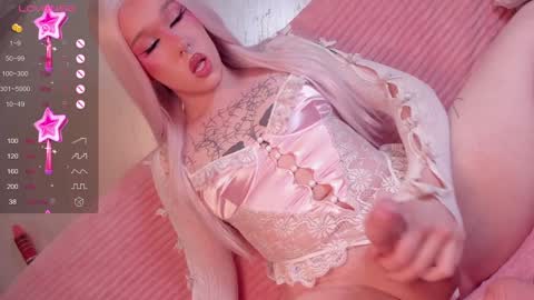 Snapshot of christinaloveu chatting on 12.08.24 crisss online show from 12.08.24