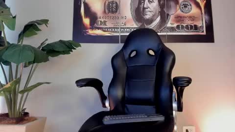 Snapshot of chrizmacgregor chatting on 05.16.26 chrizmacgregor online show from 05.16.26