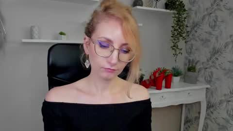 Snapshot of cinderellamoon chatting on 02.27.26 Cinderella online show from 02.27.26