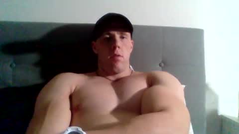 Snapshot of college_muscle chatting on 01.08.25 foreverxshredded online show from 01.08.25