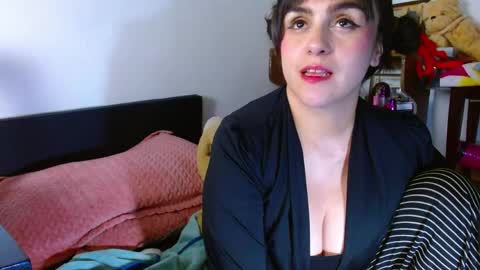 Snapshot of collette_beaufoy chatting on 05.19.26 Collette online show from 05.19.26