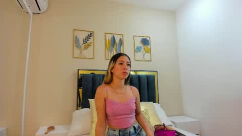 Snapshot of collins_aria chatting on 06.29.26 valentina online show from 06.29.26