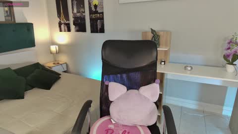 Snapshot of connie_haze chatting on 02.11.25 Connie online show from 02.11.25