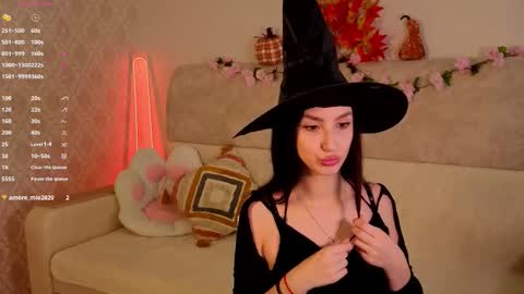 Snapshot of coochyy chatting on 10.31.25 coochyy online show from 10.31.25