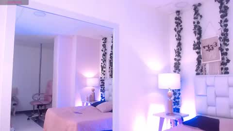 Snapshot of coralgh_ chatting on 09.18.25 Coral online show from 09.18.25