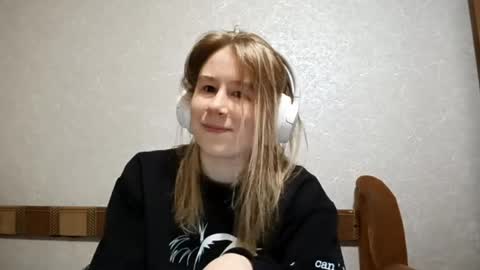 Snapshot of coraliepenick chatting on 05.30.26 Niki online show from 05.30.26