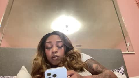 Snapshot of creame_sensation chatting on 02.18.25 PHANTOMTARGARYENXXX online show from 02.18.25