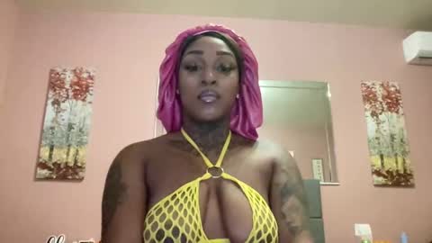 Snapshot of creame_sensation chatting on 02.21.25 PHANTOMTARGARYENXXX online show from 02.21.25