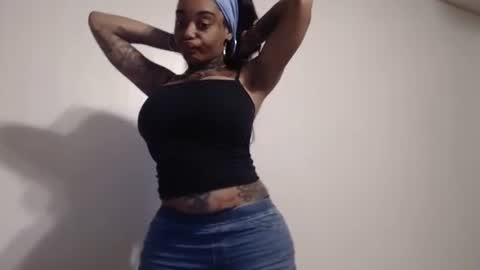 Snapshot of creamyexotica chatting on 09.17.25 CreamyExotica online show from 09.17.25