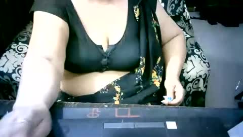 Snapshot of crezybhabihot chatting on 06.19.26 Sonika69 online show from 06.19.26