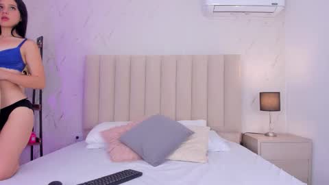 Snapshot of criistal_blossom chatting on 12.01.25 Cristal online show from 12.01.25